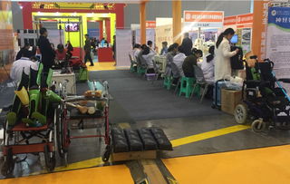 成都养老服务博览会 这些适老产品让参观者流连忘返
